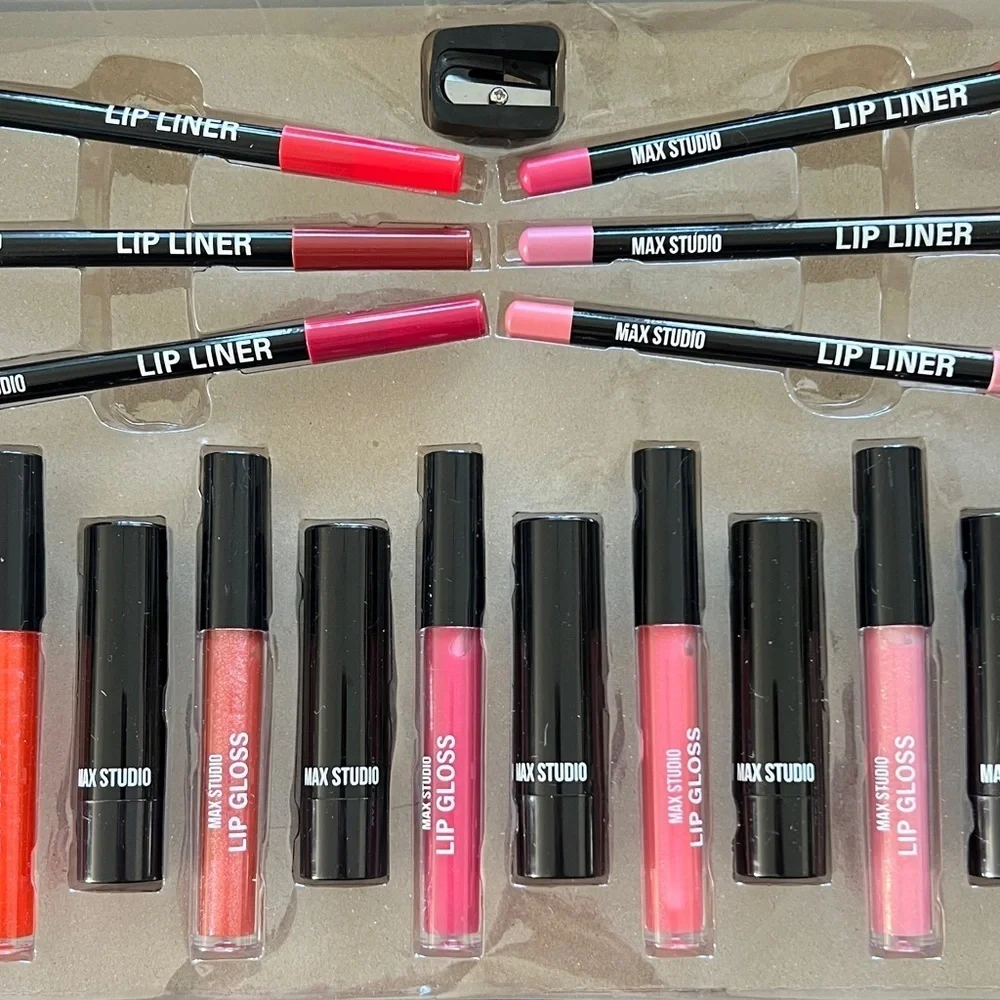 18 piece Max Studio Ultimate Lip 💋 Kit